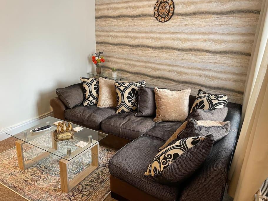 Appartamento Beanies Lornestreet Four Bed House Swindon Esterno foto