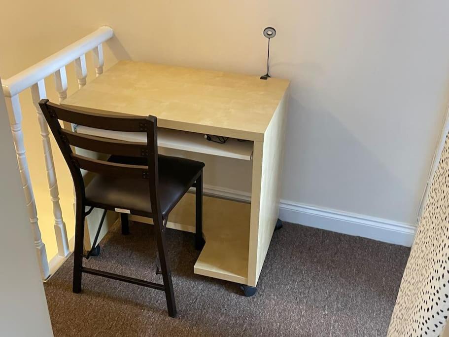 Appartamento Beanies Lornestreet Four Bed House Swindon Esterno foto