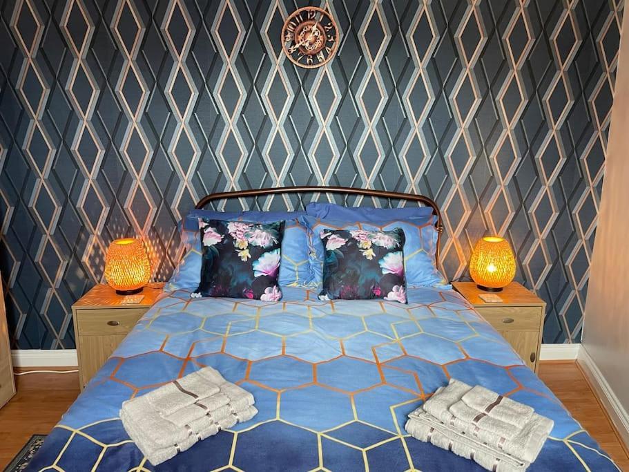 Appartamento Beanies Lornestreet Four Bed House Swindon Esterno foto