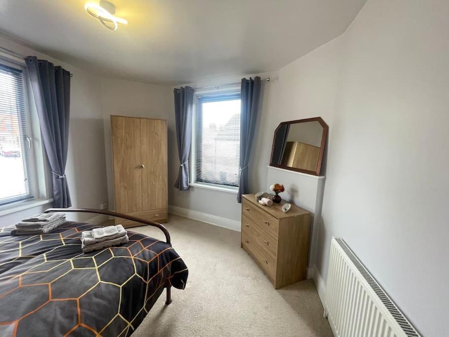 Appartamento Beanies Lornestreet Four Bed House Swindon Esterno foto