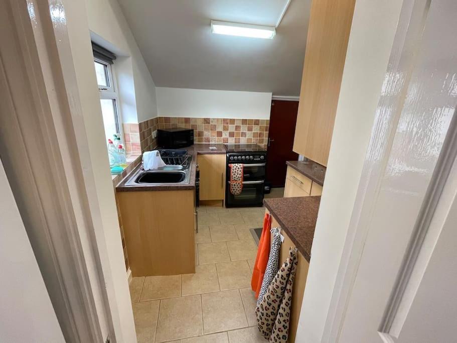 Appartamento Beanies Lornestreet Four Bed House Swindon Esterno foto