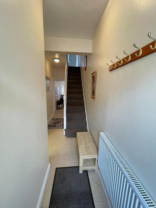 Appartamento Beanies Lornestreet Four Bed House Swindon Esterno foto