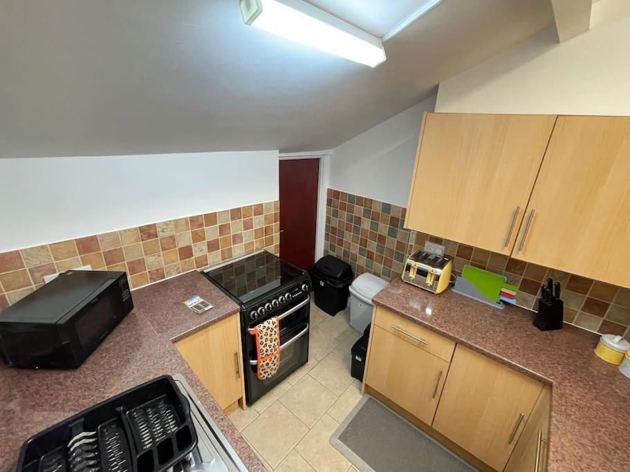 Appartamento Beanies Lornestreet Four Bed House Swindon Esterno foto