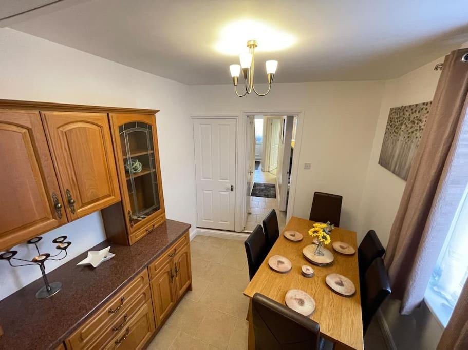 Appartamento Beanies Lornestreet Four Bed House Swindon Esterno foto