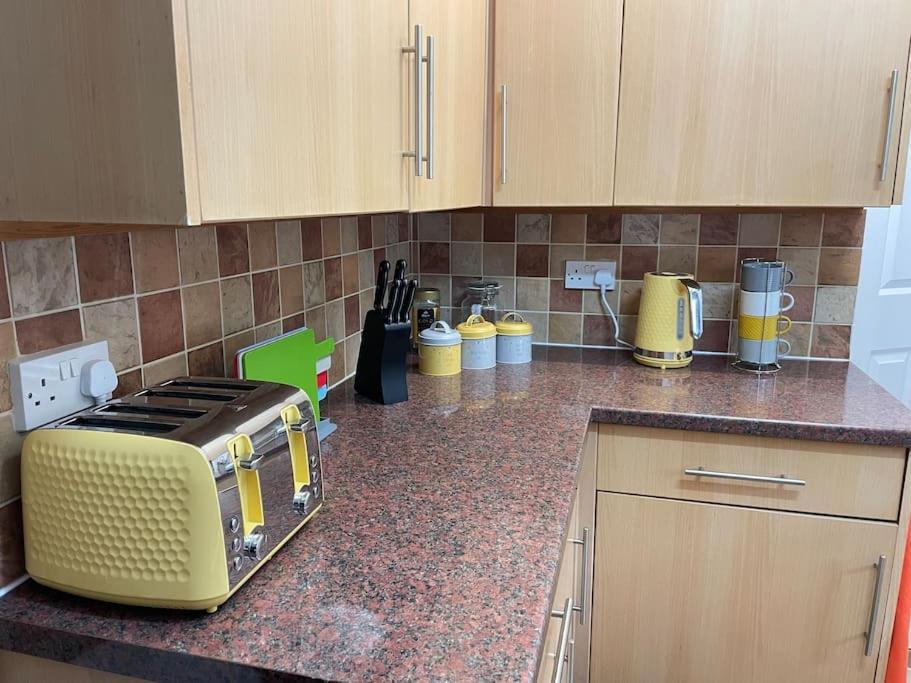 Appartamento Beanies Lornestreet Four Bed House Swindon Esterno foto