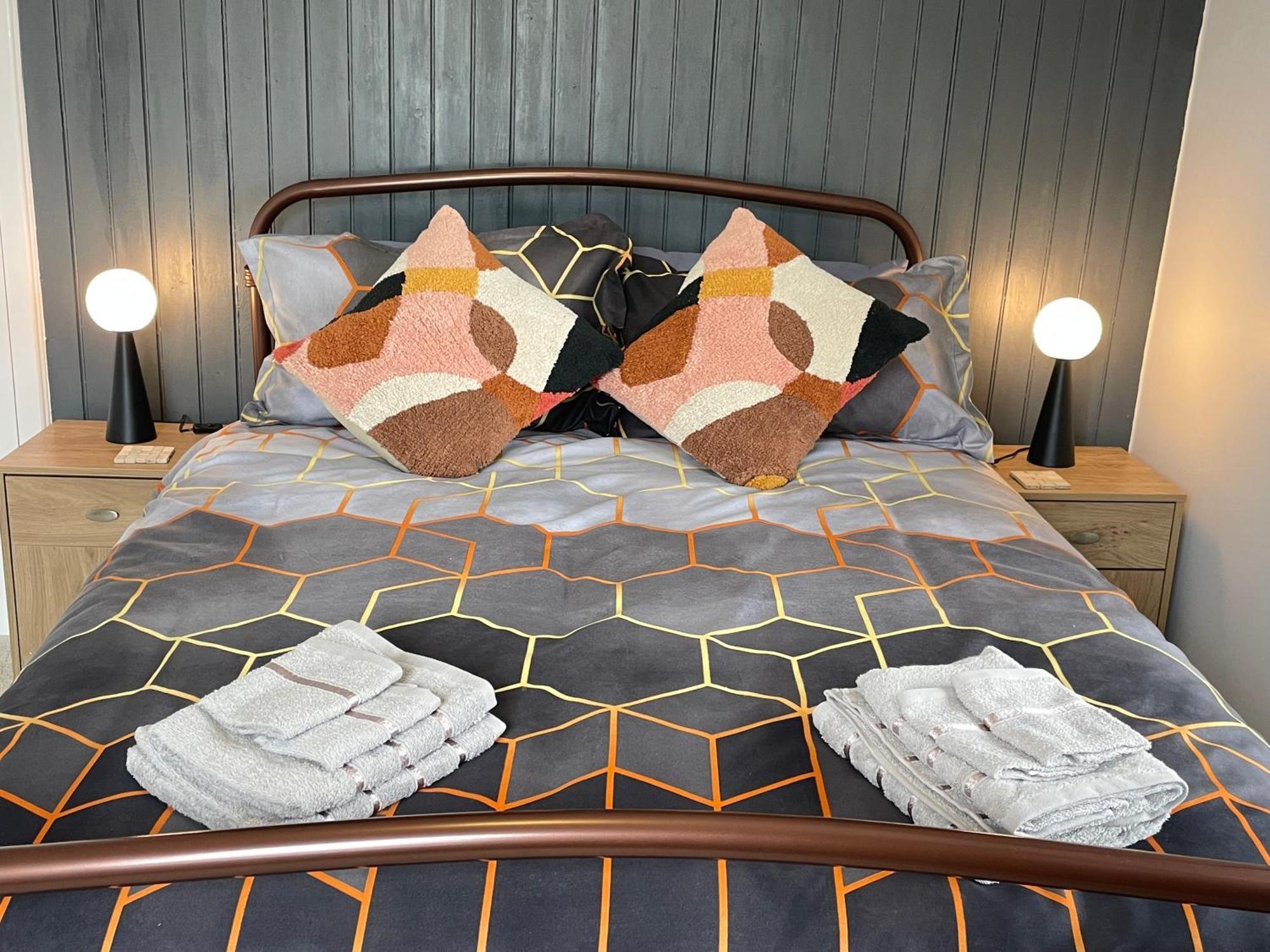 Appartamento Beanies Lornestreet Four Bed House Swindon Esterno foto