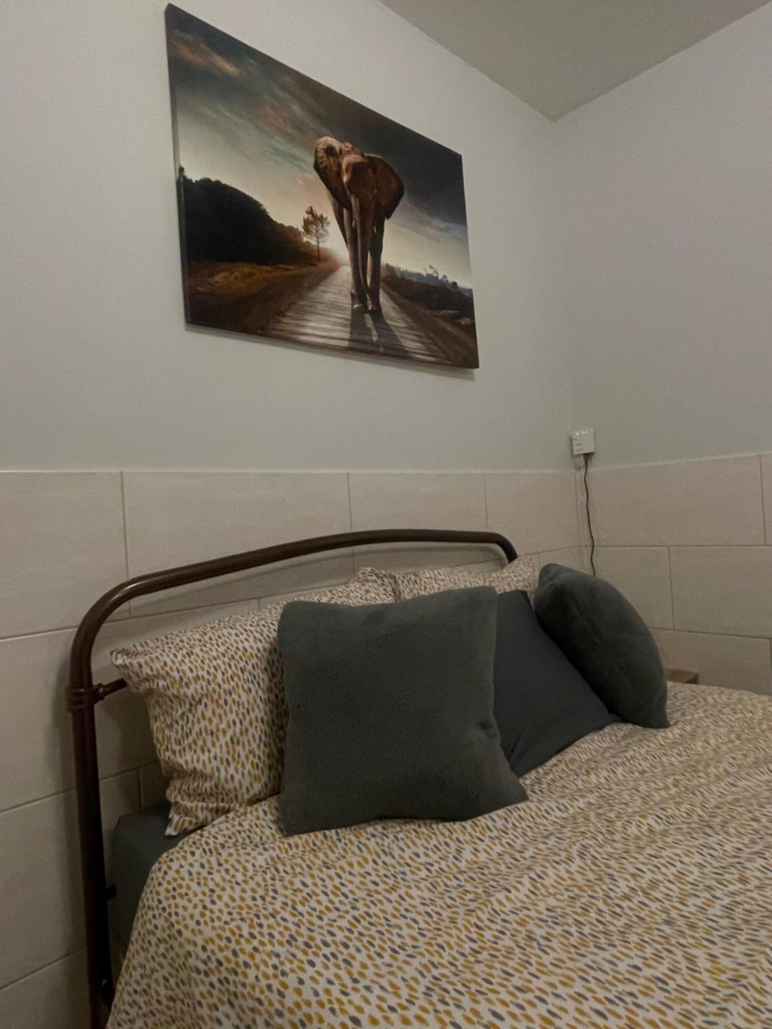 Appartamento Beanies Lornestreet Four Bed House Swindon Esterno foto
