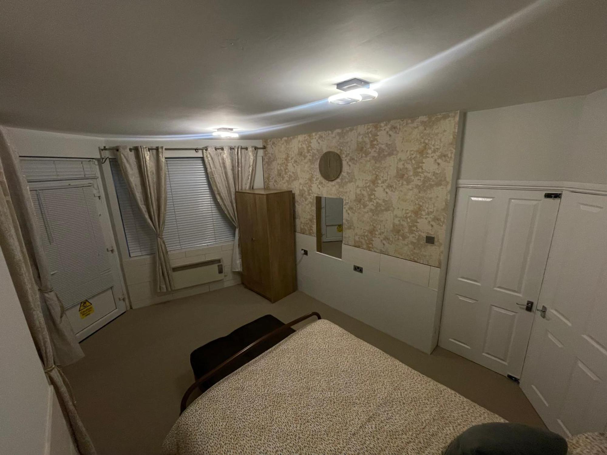 Appartamento Beanies Lornestreet Four Bed House Swindon Esterno foto