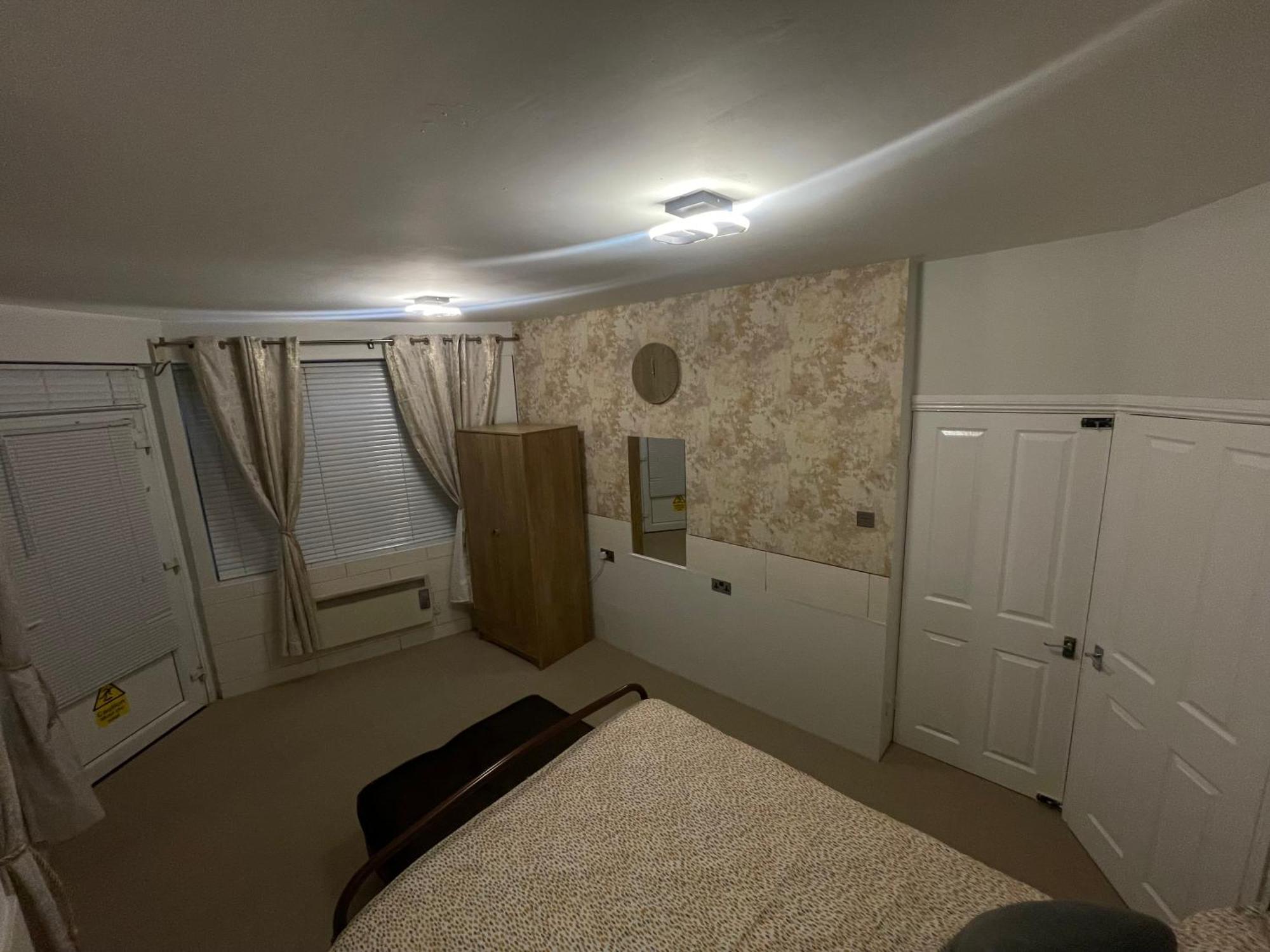 Appartamento Beanies Lornestreet Four Bed House Swindon Esterno foto