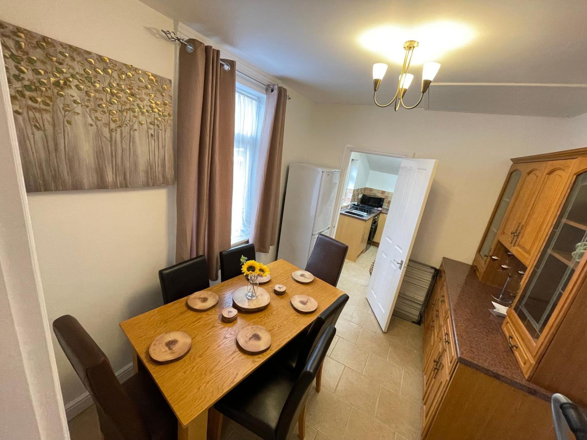 Appartamento Beanies Lornestreet Four Bed House Swindon Esterno foto