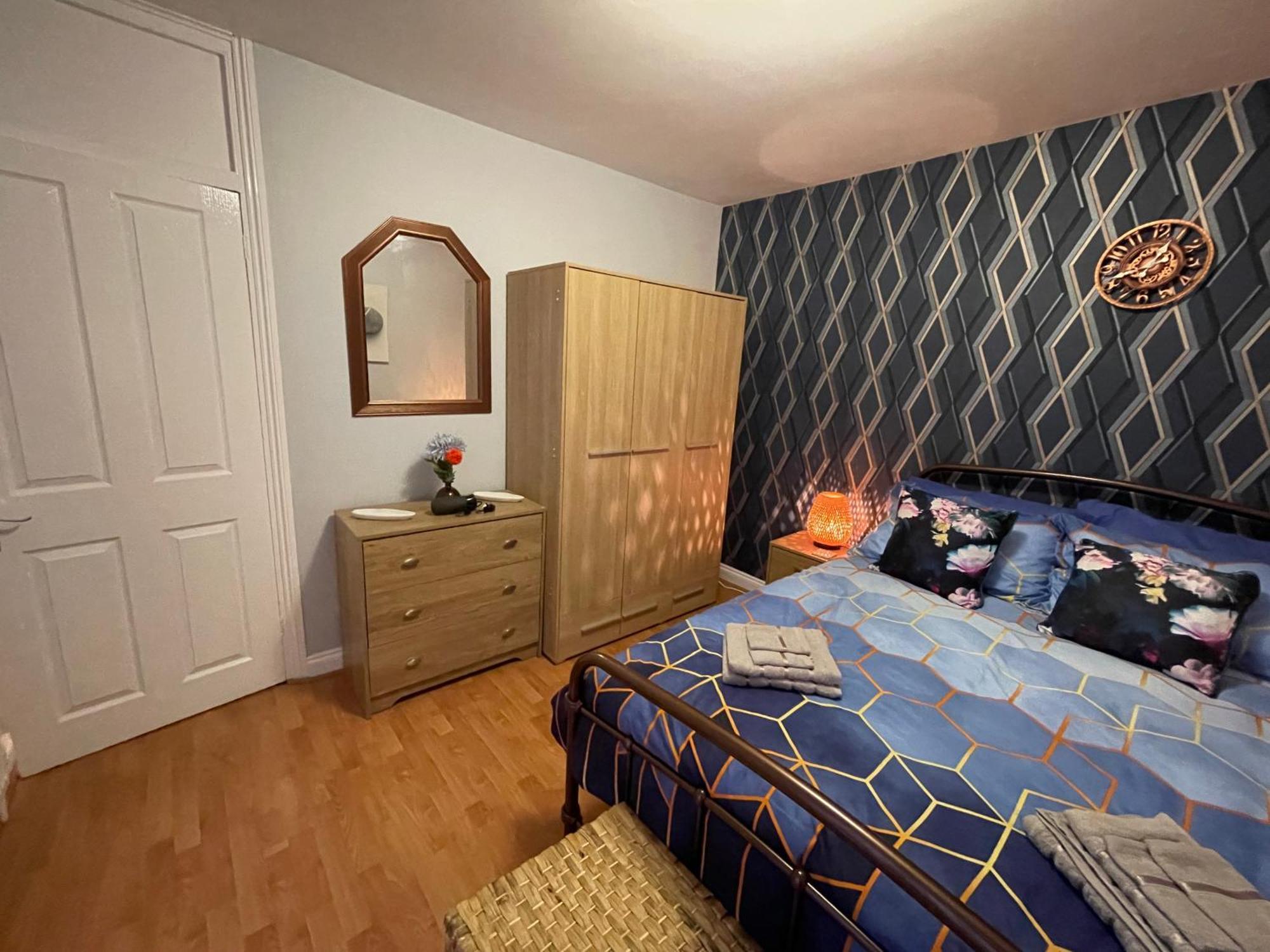 Appartamento Beanies Lornestreet Four Bed House Swindon Esterno foto