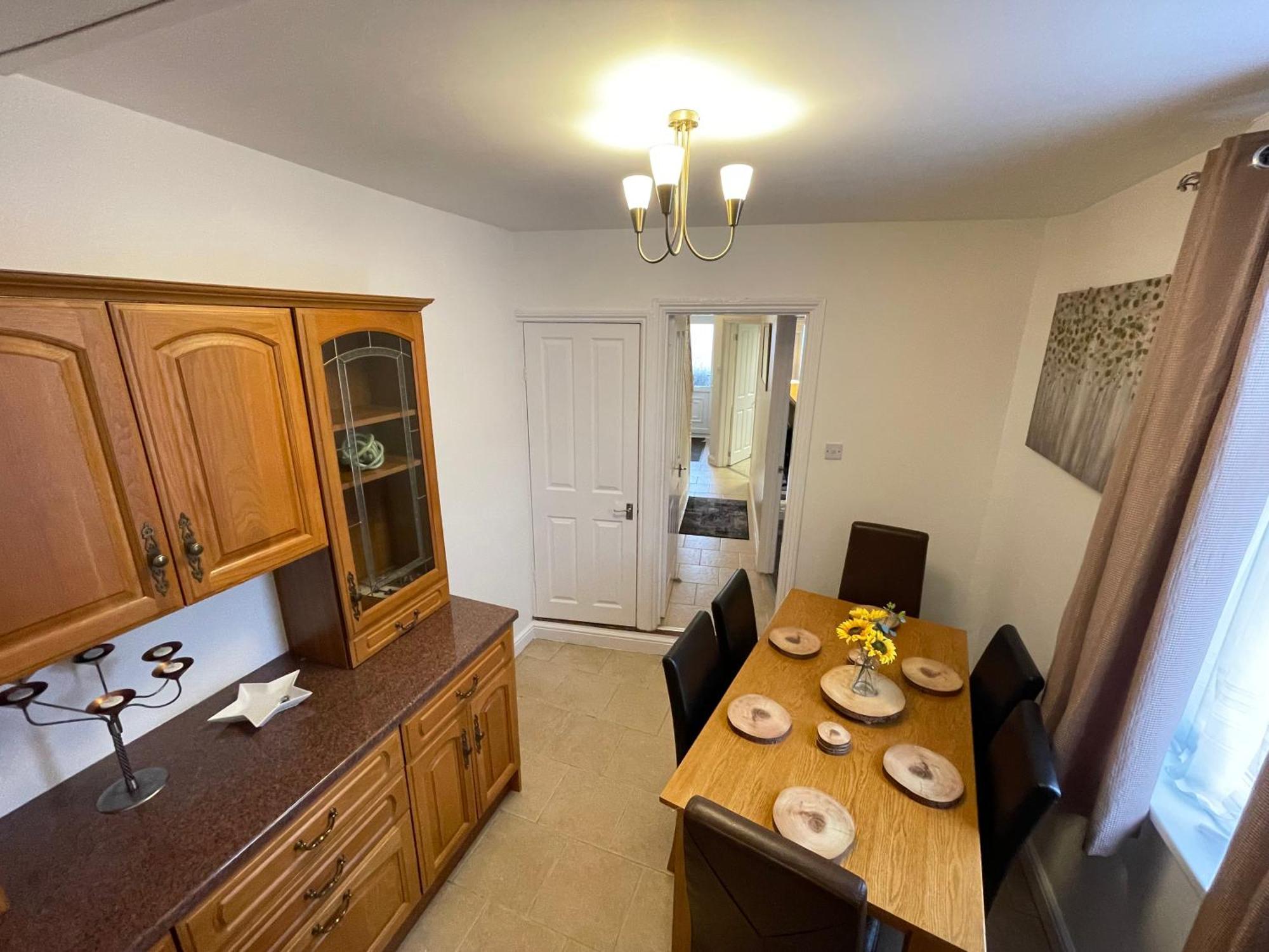 Appartamento Beanies Lornestreet Four Bed House Swindon Esterno foto