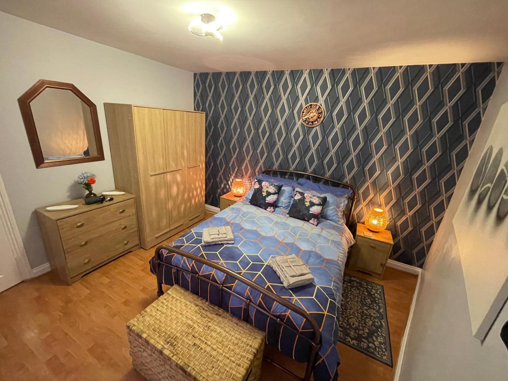 Appartamento Beanies Lornestreet Four Bed House Swindon Esterno foto
