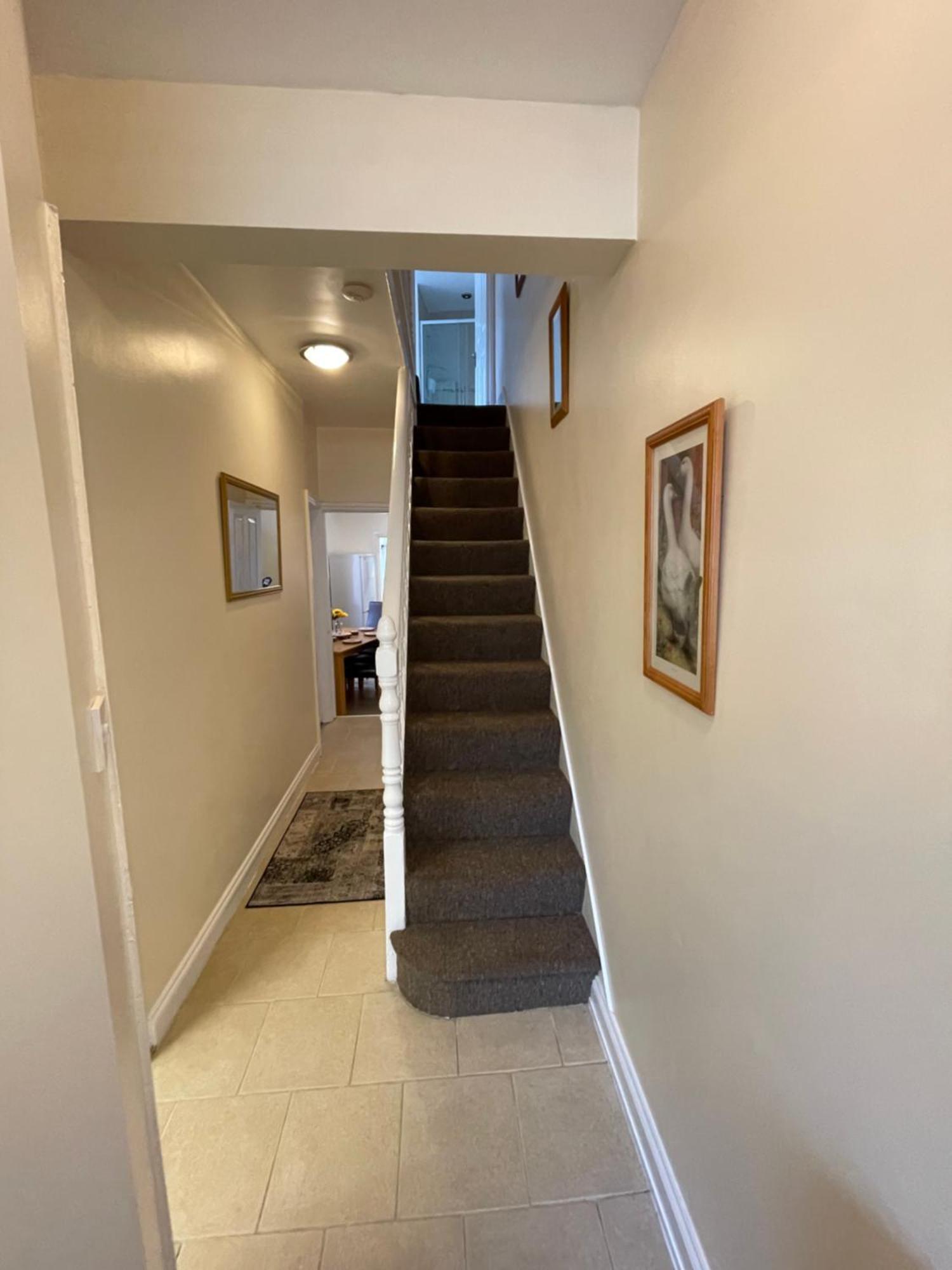 Appartamento Beanies Lornestreet Four Bed House Swindon Esterno foto
