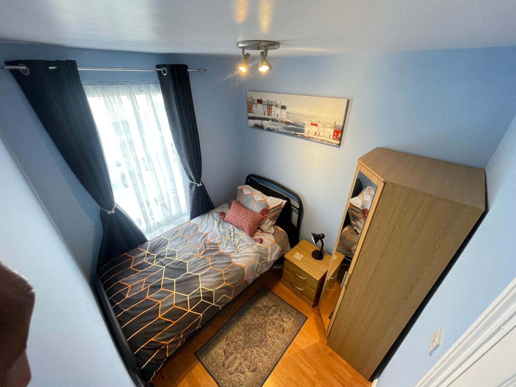 Appartamento Beanies Lornestreet Four Bed House Swindon Esterno foto