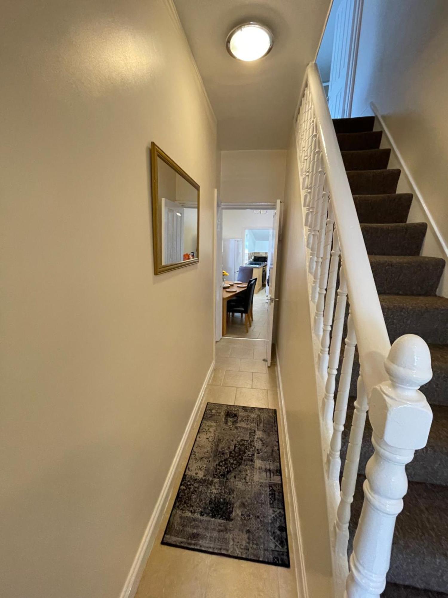 Appartamento Beanies Lornestreet Four Bed House Swindon Esterno foto