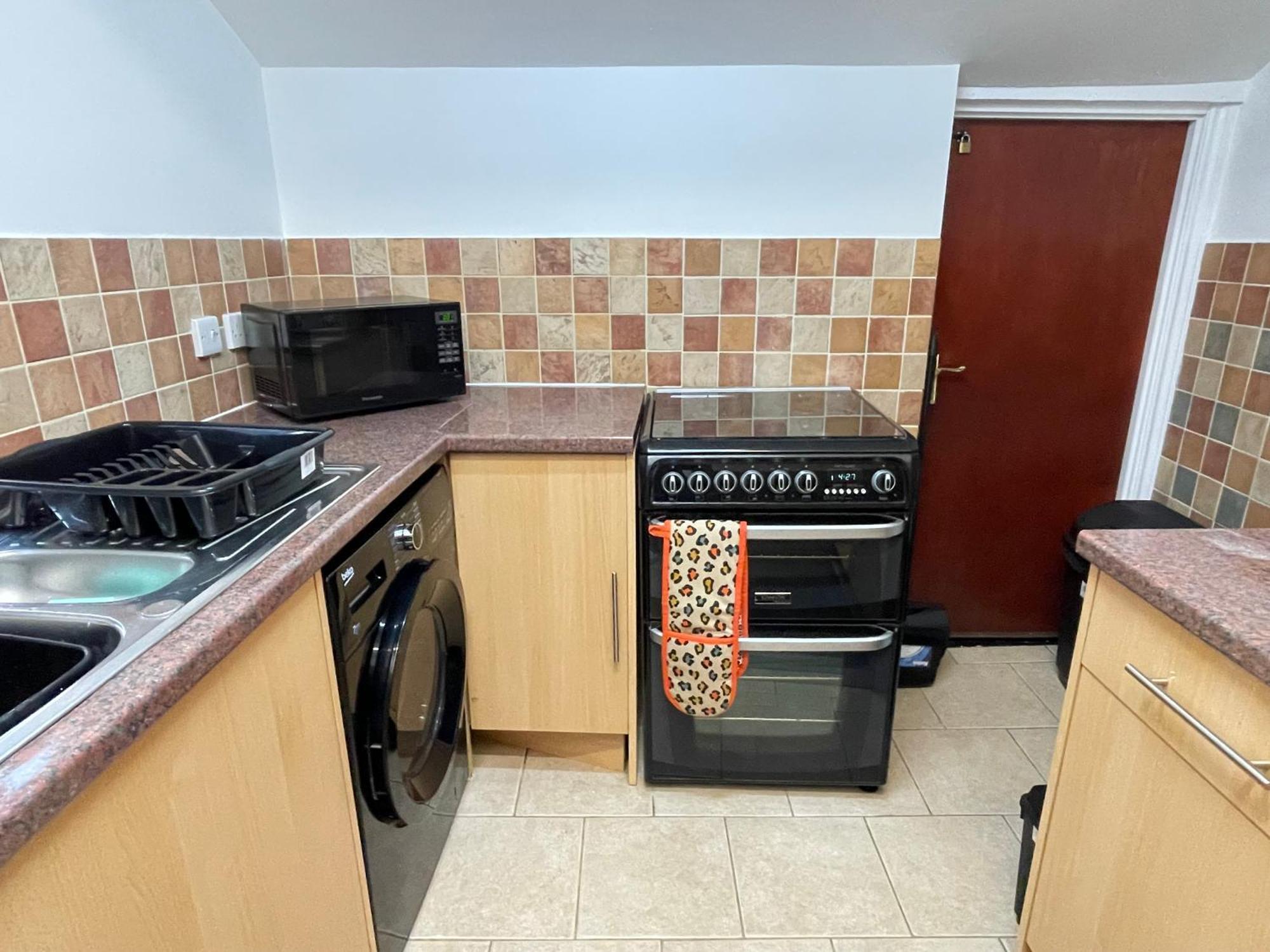 Appartamento Beanies Lornestreet Four Bed House Swindon Esterno foto